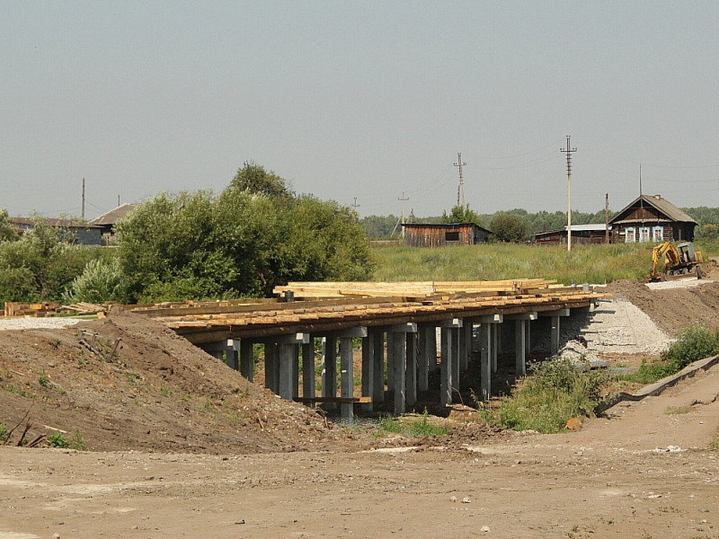 Работы по ремонту моста в деревне Молокова