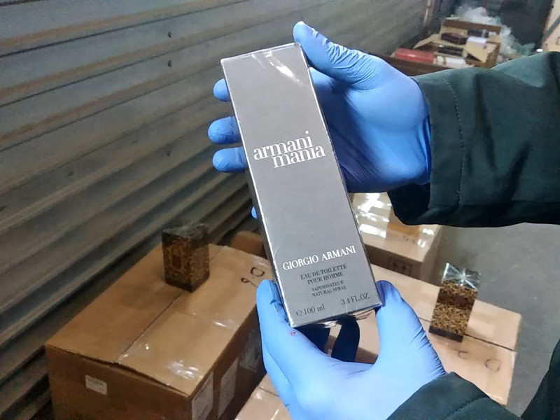 Уральские таможенники задержали партию контрафактной парфюмерии стоимостью 1,7 млн рублей