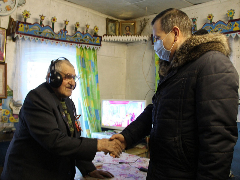 Глава Ирбитского МО поздравил с наступающим Новым годом участника Великой Отечественной войны