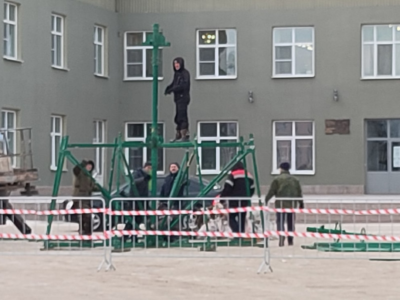 На площади у Дворца культуры имени Костевича начался монтаж новогодней ели