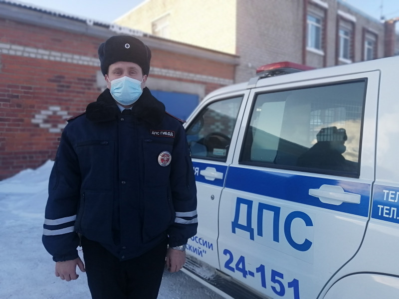 Ирбитские сотрудники ГИБДД спасли от холода водителя и экспедитора автомобиля, перевозящего медикаменты для сети аптек