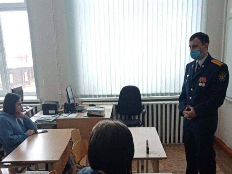 Сотрудник ирбитского СИЗО-2 встретился с учащимися 10 и 11 классов средней школы № 1 п. Зайково Ирбитского района с целью профориентации