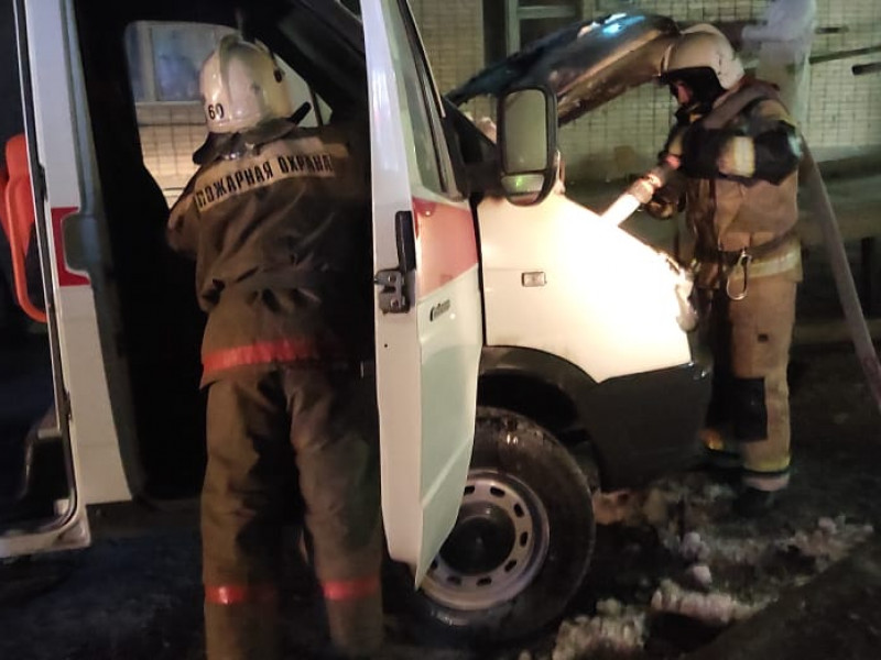 На территории ЦГБ загорелся автомобиль скорой помощи