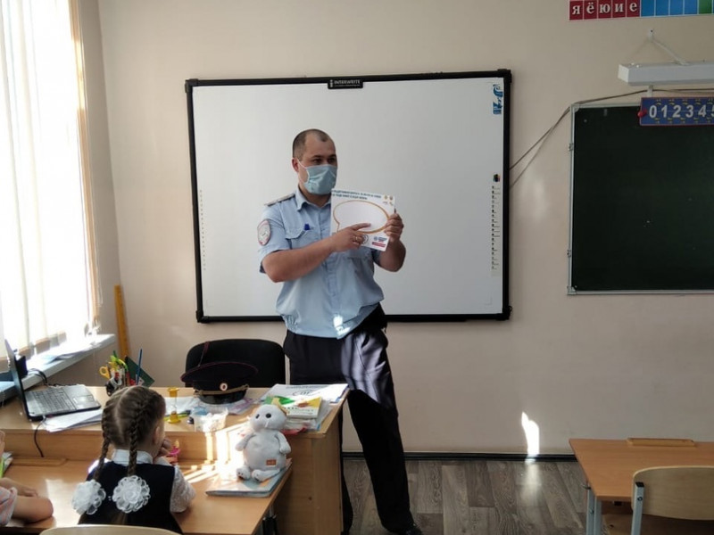 В Ирбите сотрудники Госавтоинспекции проводят профилактические беседы со школьниками