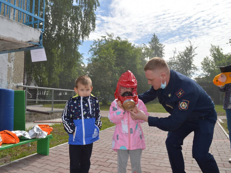 Воспитанники учатся одевать СИЗ