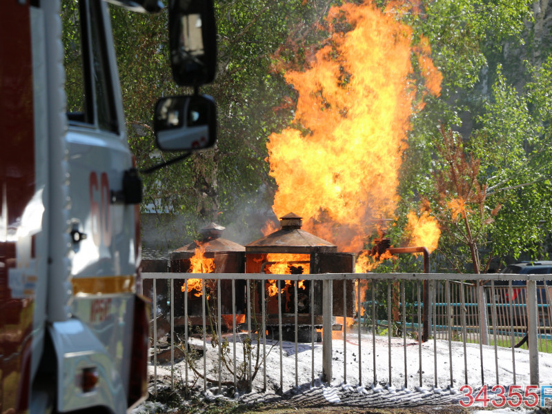 Выгорание остатков газа из подземного резервуара. 13.05.2021 г. Ирбит, ул. Советская, 59