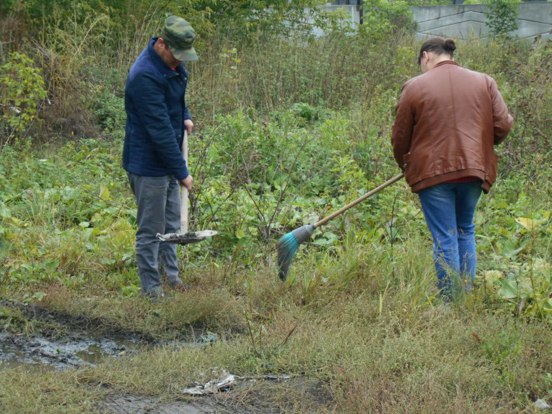  В Ирбите осужденные к обязательным работам убирают от мусора территорию города