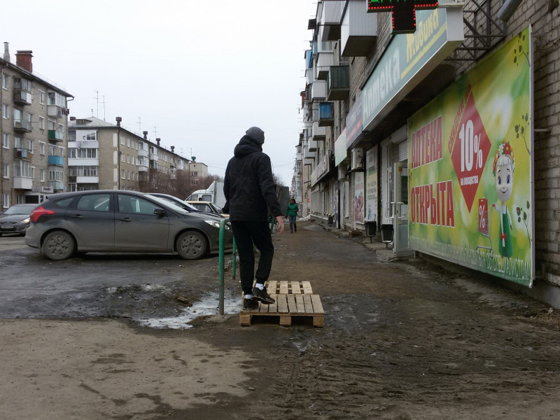 Гражданский активист Алексей Кононов продолжает благоустраивать ирбитские тротуары