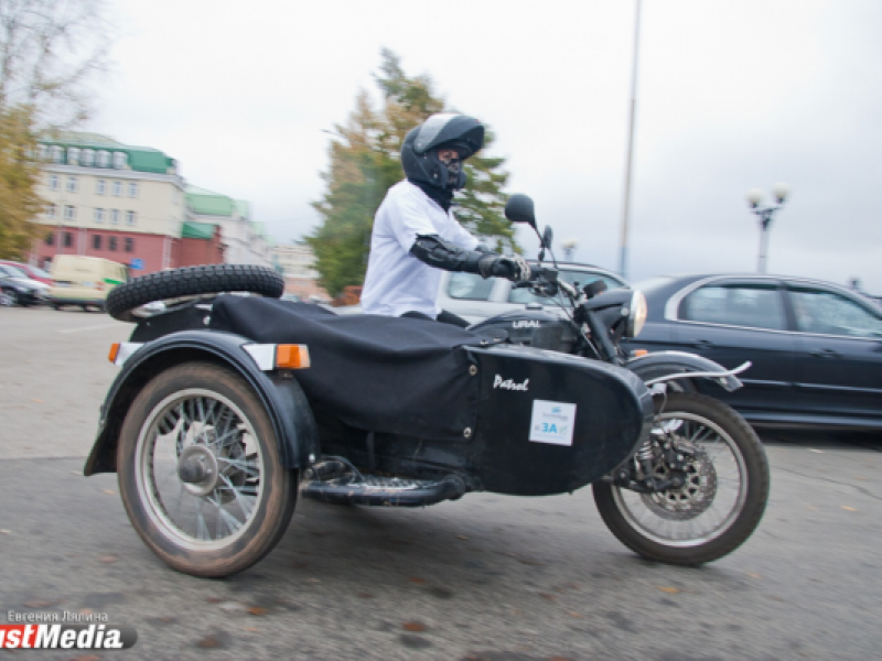 На «Урале» через всю страну! Французская байкерша Лори Бернар популяризирует идею проведения ЭКСПО-2020 в Екатеринбурге при помощи ирбитского мотоцикла