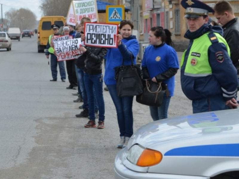 Сотрудники ГИБДД Ирбита организовали акцию «Молодежь за безопасность дорожного движения»