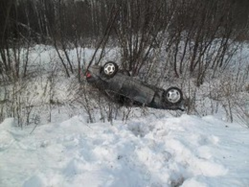 Возле Ирбита опрокинулась иномарка, пострадали три человека