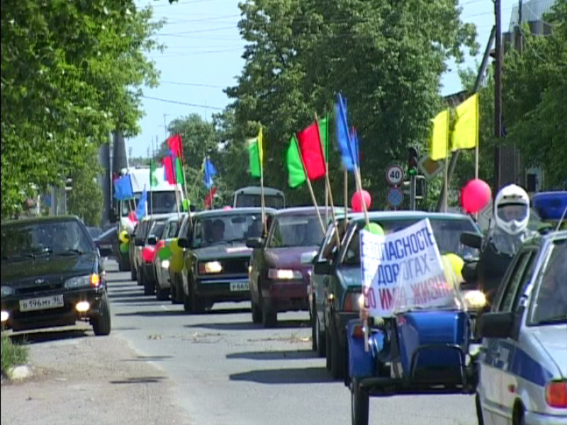 Автопробегом ударили по нарушителям на дорогах