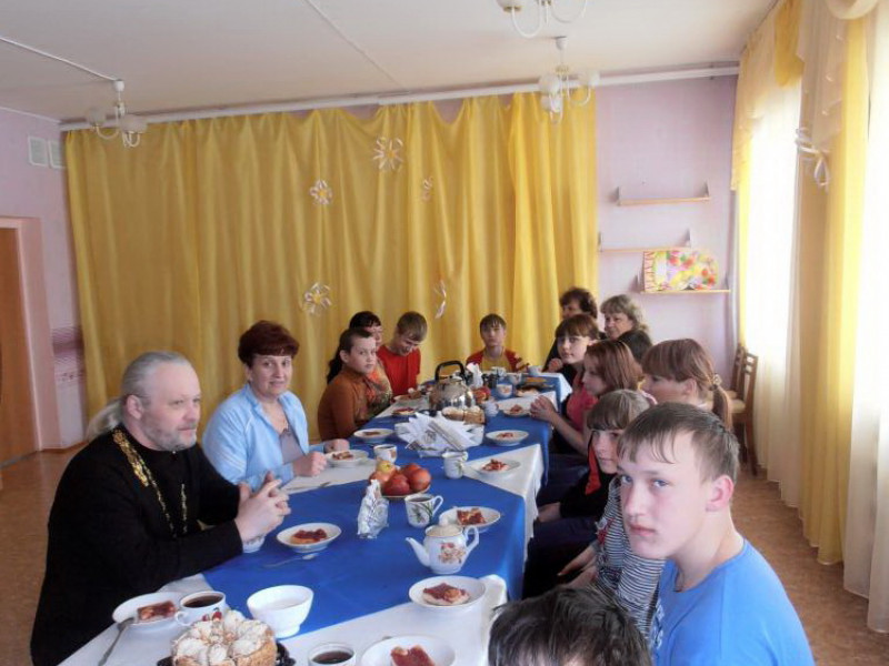 Воспитанников Фоминского детского дома напутствовал священник