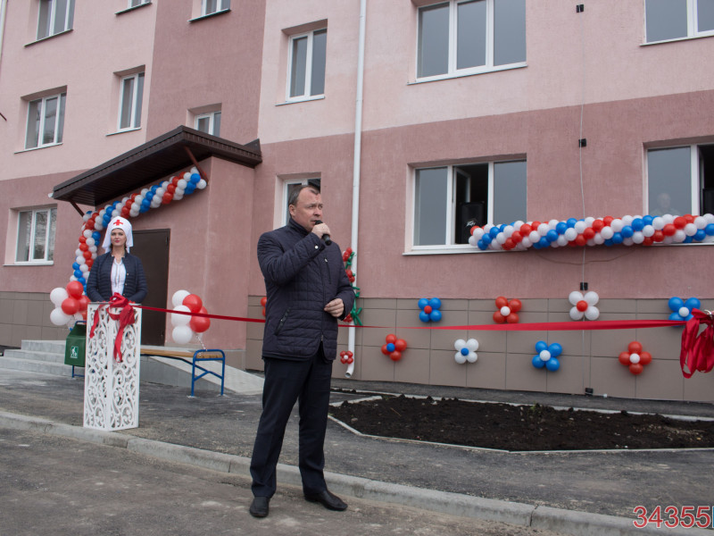 Сотрудники Ирбитской горбольницы получили ключи в новом доме, построенном для них по поручению Евгения Куйвашева