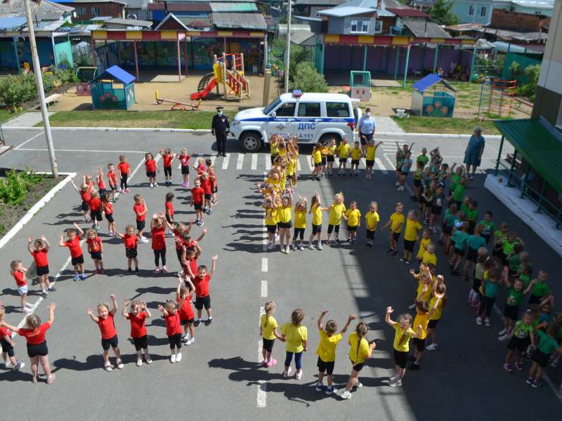 Сотрудников Госавтоинспекции Ирбита необычно поздравили с предстоящим юбилеем ГИБДД