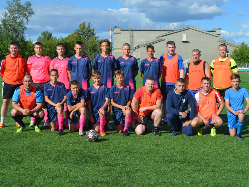 Ирбитские полицейские и общественники поздравляют со Всемирным днем детского футбола