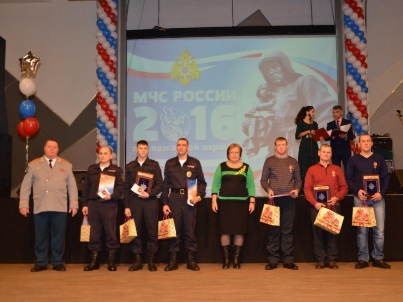 Связисты, спасшие семью из пожара, получили награды