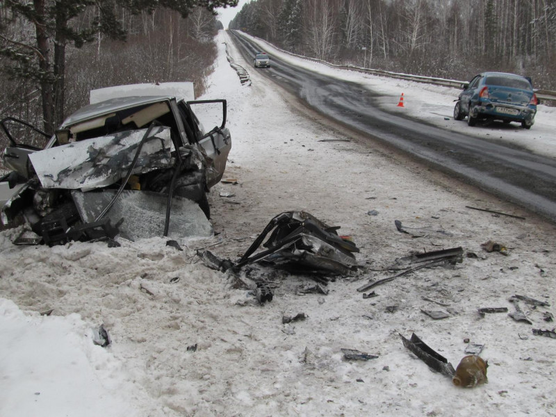 Сотрудники полиции Ирбита устанавливают обстоятельства ДТП с погибшими