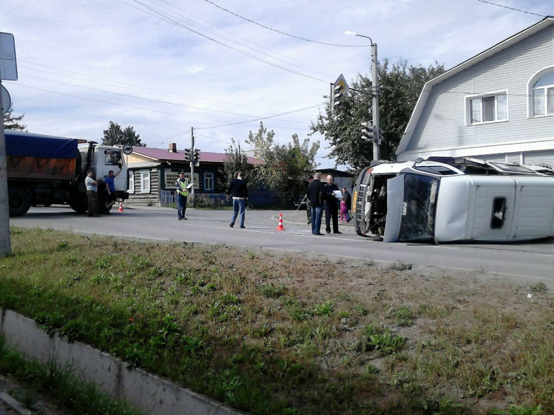 В результате ДТП перевернулась маршрутка, есть пострадавшие