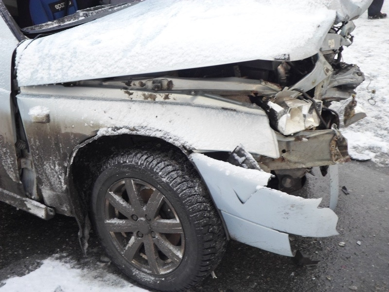 Сотрудники полиции устанавливают обстоятельства ДТП, в котором один человек погиб и еще четверо пострадали