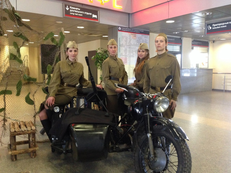 Артисты Ирбитского театра организовали флеш-моб на вокзале в Тюмени