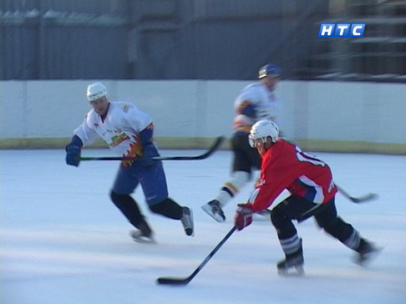 Игры чемпионата Свердловской области по хоккею продолжаются