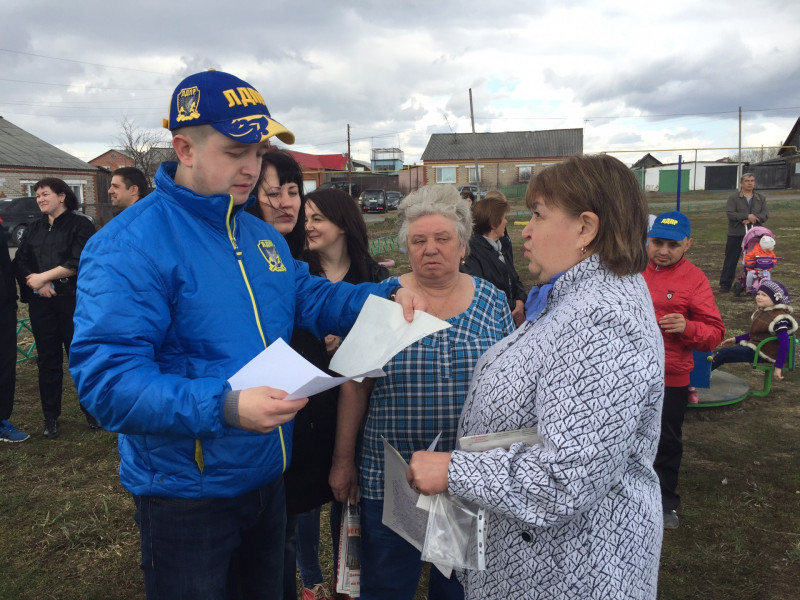 Жители поселка Пионерский через депутата Заксобрания просят губернатора не допустить демонтажа детской площадки