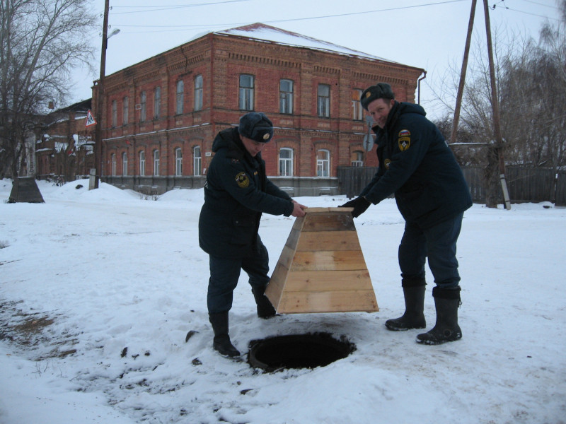 Пожарные помогают людям добрыми делами