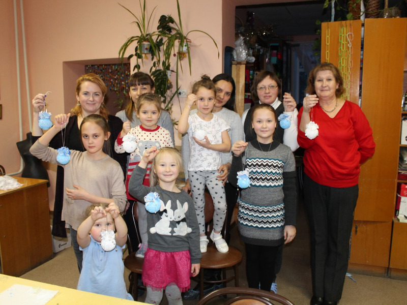 В клубе "Умелые руки" прошел мастер-класс по изготовлению ретро-шаров