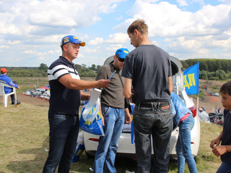 На автокроссе в Ирбите Игорь Торощин раздавал всем желающим школьные принадлежности и другие сувениры