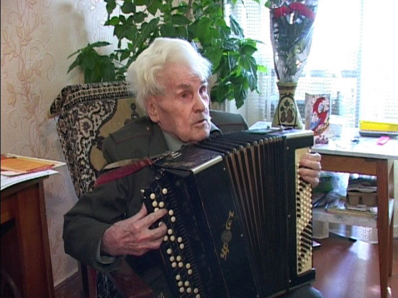 И в 92 года играет на баяне…