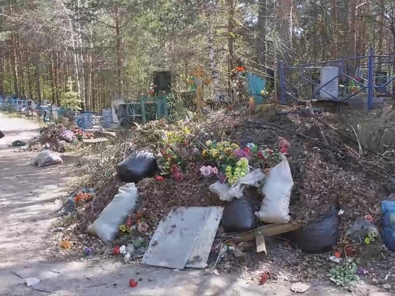 Кладбище в Ирбите завалено мусором (ВИДЕО)