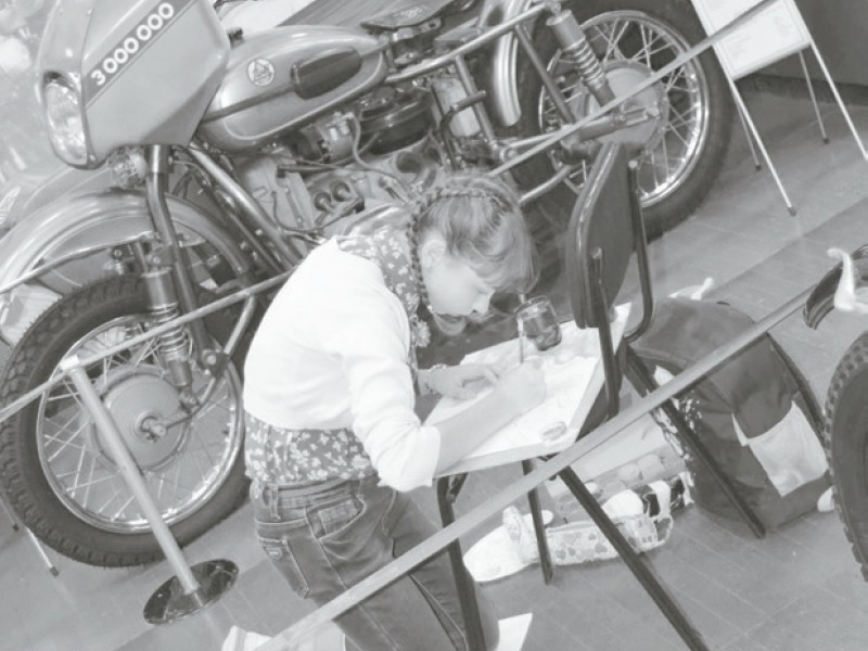 На фоне мотоциклов!..