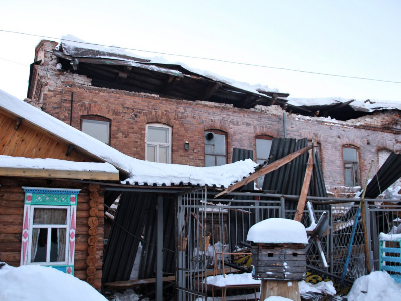 В Ирбите вновь ЧП – обрушилась часть крыши здания бывшей детской поликлиники (ул. Революции, 25а)