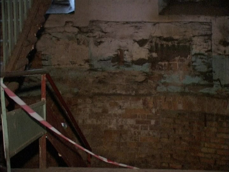 Дом разрушается…