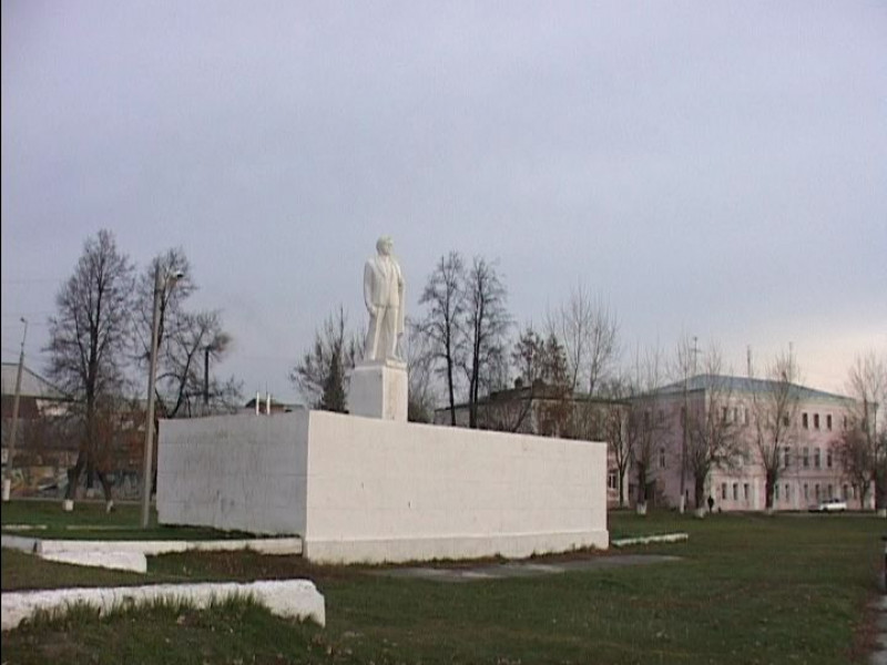 В Ирбите на площади имени Ленина был совершен акт вандализма в отношении памятника Владимиру Ленину