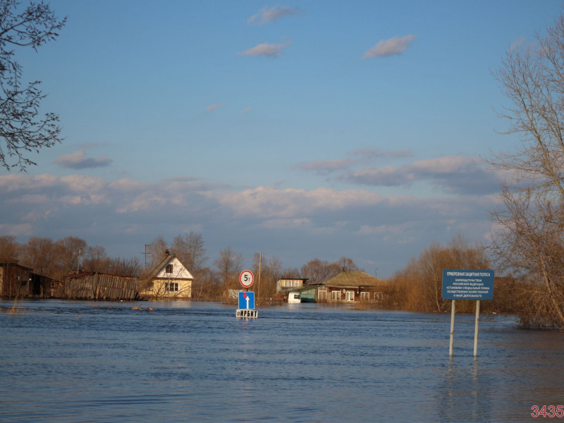 Спасатели патрулируют подтопленную территорию. Фоторепортаж