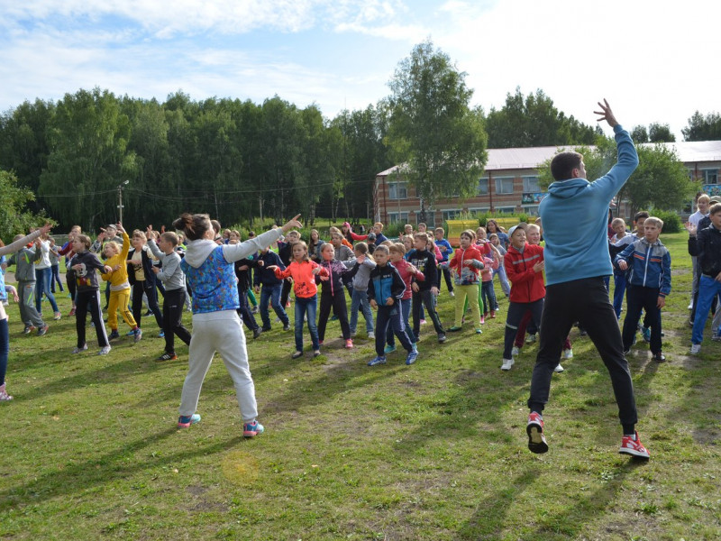 Полицейские Ирбита провели зарядку в детском оздоровительном лагере