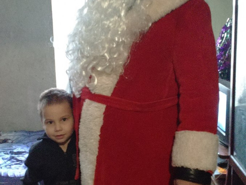 В Ирбите "Полицейский Дед Мороз" поздравляет ребятишек с Новым годом и Рождеством