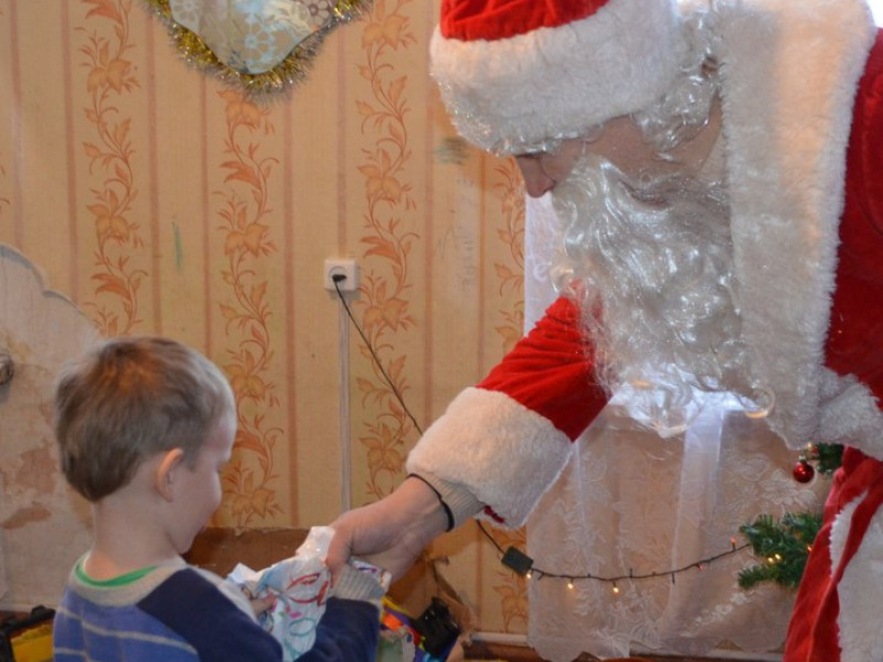 Полицейский Дед Мороз посетил детей попавших в сложные жизненные обстоятельства