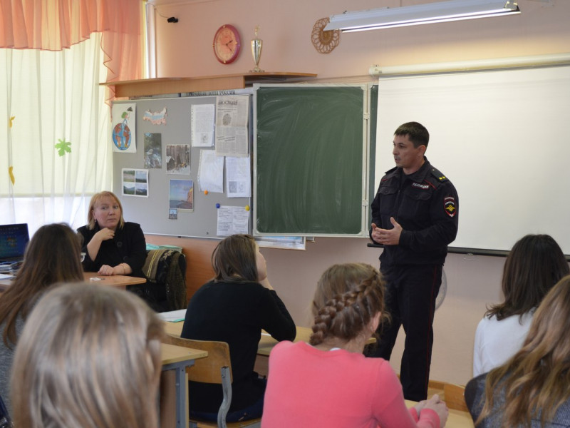 Полицейские в Ирбите приняли участие в проведении дней правовой помощи детям