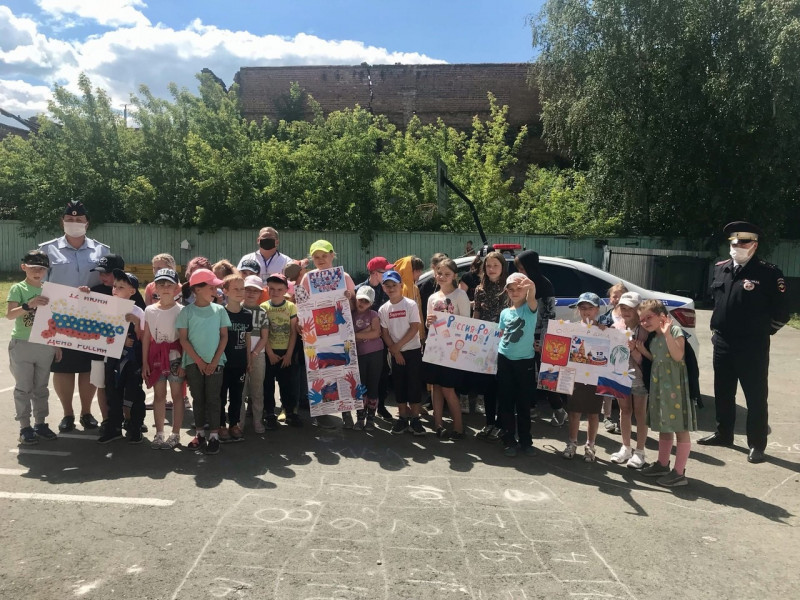 Ирбитские полицейские и общественники поздравили с Днём России детей из пришкольного лагеря