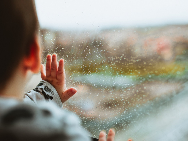 ребенок выпал из окна