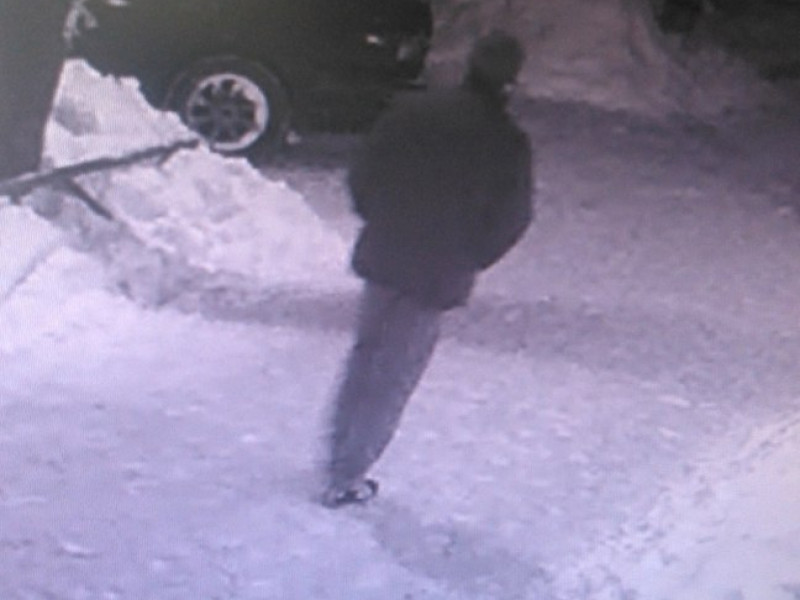 Сотрудники МО МВД России «Ирбитский» обращаются к ирбитчанам с просьбой о помощи в опознании мужчины, подозреваемого в совершении грабежа