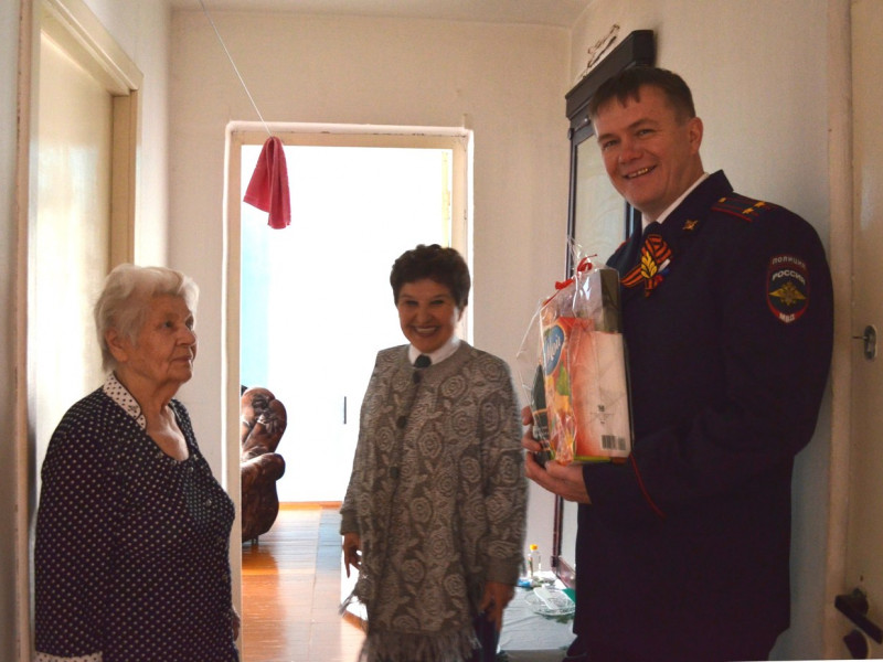 Руководство ирбитской полиции поздравило ветеранов с Днем Победы