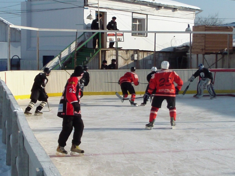 Ирбитчане сыграли в хоккей в Тавдинской колонии №24
