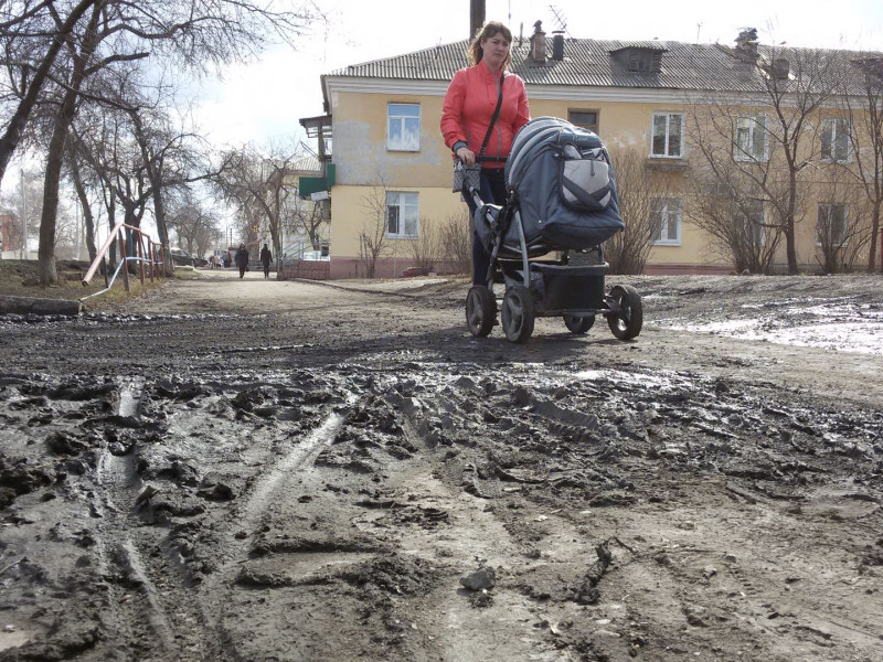 В Ирбите активист самостоятельно благоустраивает тротуары
