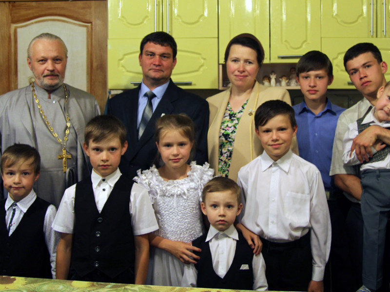 Удивительная многодетная семья Родионовых из Ирбита получила помощь от Каменской епархии по итогам акции "Белый цветок"