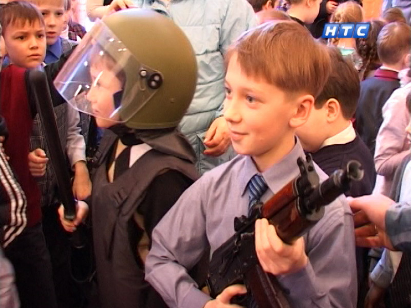 Боевое оружие - в школе № 8