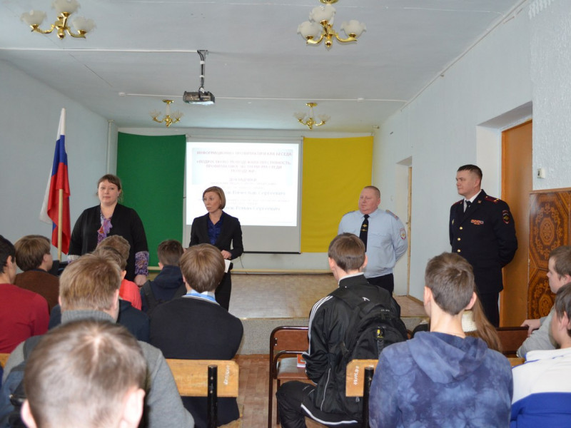 В Ирбите полицейские и «студенческий десант» вышли на улицы города